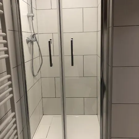 Leslie Apartment